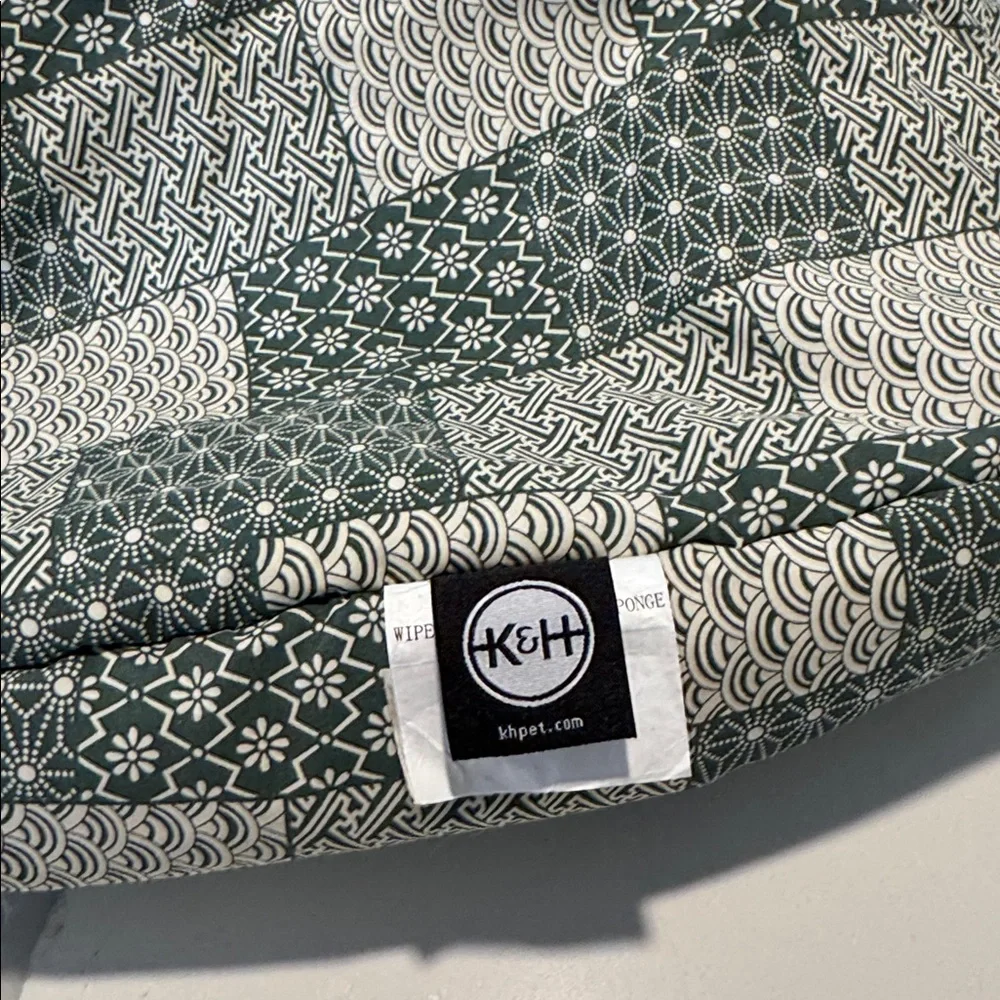 K&H Kitty Crinkle Sack Cozy Green and Cream Pet Bed